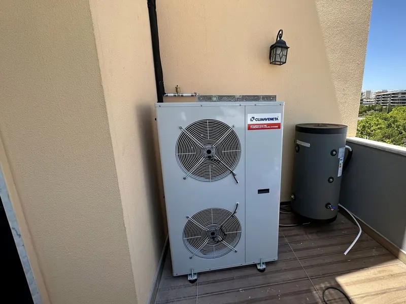 Chiller e depósito de acumulação instalados numa varanda.